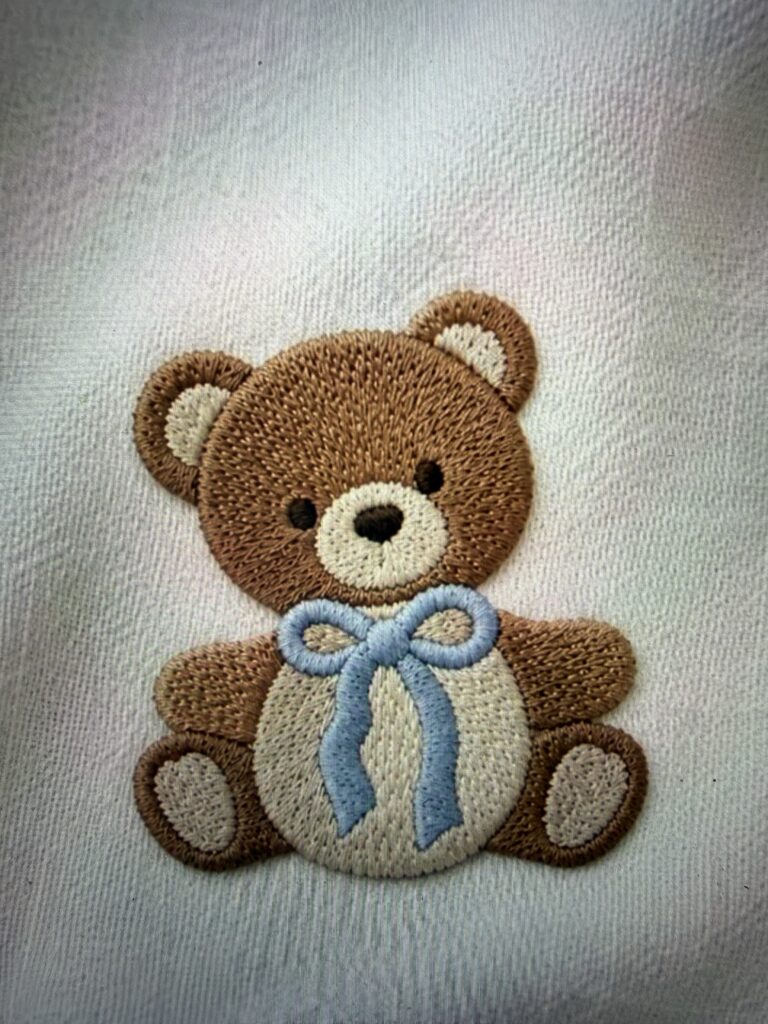 Motif nounours brodé our vêtement personnalisé bébé